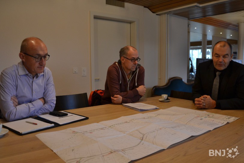 Hubert Jacquier, urbaniste communal, David Siffert, ingénieur communal, et Ernest Borruat, conseiller communal en charge de l'urbansime, (de gauche à droite) ont présenté le projet de modération du trafic à la route du Vorbourg lundi matin.