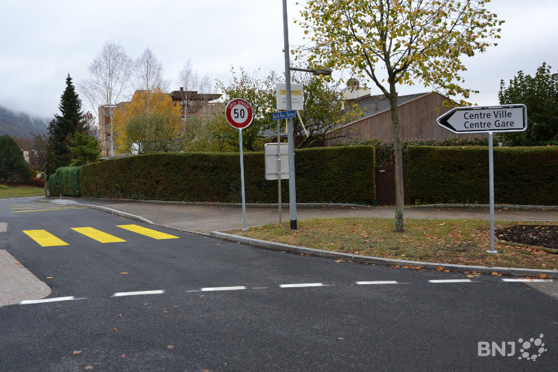 Un panneau encourage les automobilistes à emprunter la rue du Vieux-Château, à la place de la route du Vorbourg, pour se rendre au centre-ville de Delémont, depuis le haut de la ville.