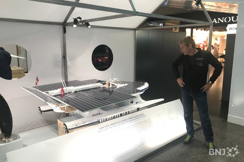 L'exposition présente une maquette du bateau PlanetSolar avec lequel Raphaël Domjan a fait le tour du monde.