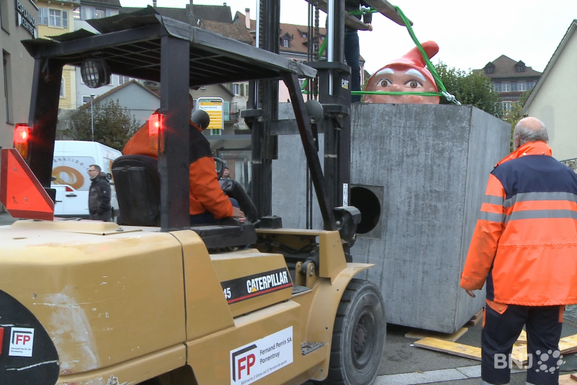 Déplacer une statue de près de quatre tonnes nécessite une logistique importante. 