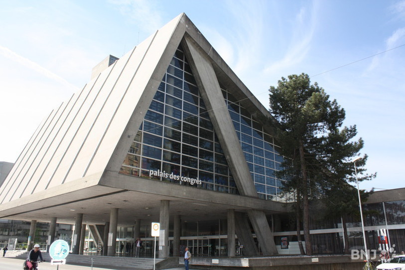 Les douches du Palais des Congrès à Bienne vont subir un assainissement hygiénique urgent. (Photo: archives)