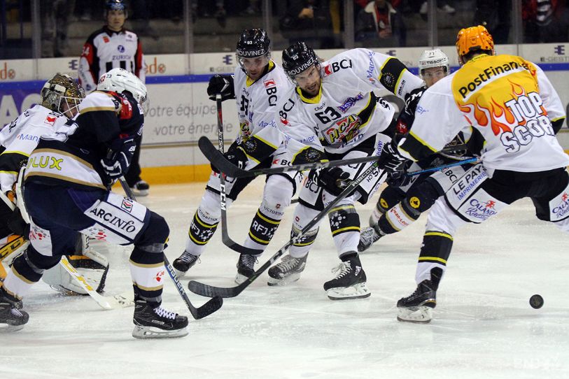 Dan Weisskopf (numéro 63) va devoir prendre son mal en patience et regarder les deux prochains matches du HC Ajoie depuis les tribunes (photo : archives)