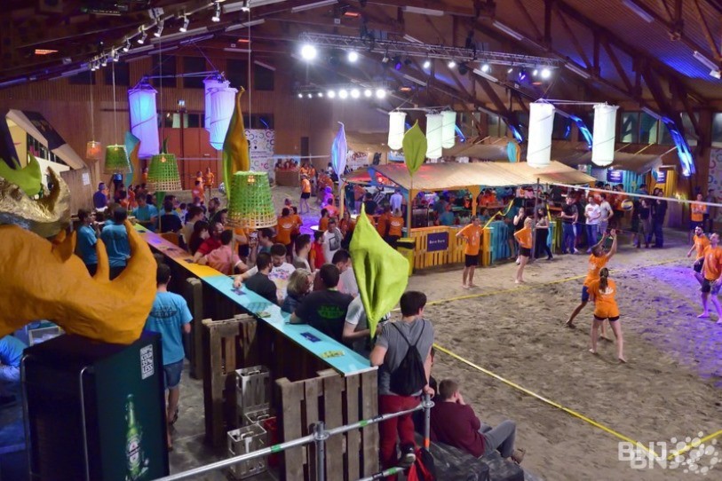 La Halle des Fêtes de Bassecourt va prendre des allures de plage géante d'ici un mois (photo : archives).