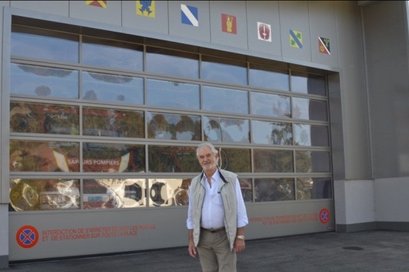 Louis-Joseph Fleury, maire de Courchapoix, a été pris en photo devant le bâtiment du SIS.