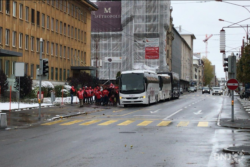 Les manifestants se préparent à lancer leur action sur le Pod.