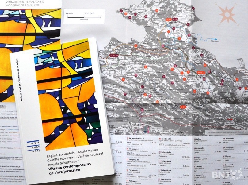 Le guide Vitraux contemporains de l’Arc jurassien est publié avec une carte détachable pour partir à la découverte du patrimoine verrier de la région.