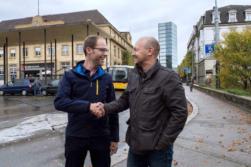 Le Bernois Philipp Wigger et le Neuchâtelois Mark Grünig ont pu tous deux approfondir leurs connaissances linguistiques. (Photo : Ville de Neuchâtel / Stefano Iori.)