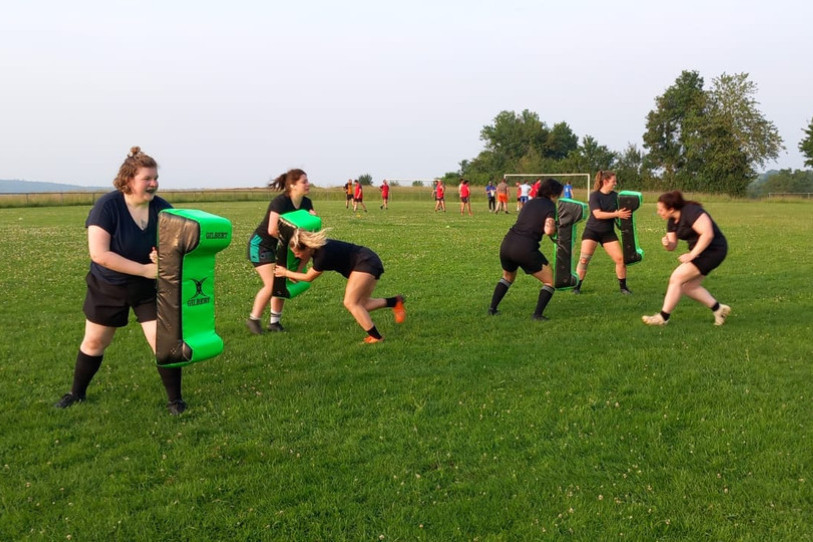 L'UJR, ici lors d'un entraînement de son équipe féminine, quitte le Banné pour Chevenez. (Photo : Union Jura Rugby)