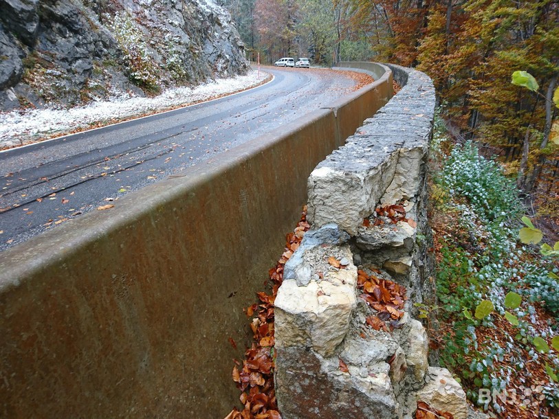 Un nouveau mur a été érigé en 2008 pour protéger la route.