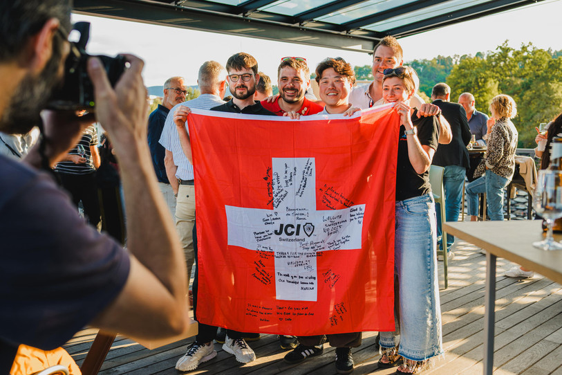 La JCI Porrentruy et son président Roman Villemin ont fêté le 50e anniversaire de l'organisation en présence du président suisse, Amaël Aubert, et du président mondial, Keisuke Shimoyamada (de gauche à droite). (Photo : Basile Sanglard, Tagada Prod.)
