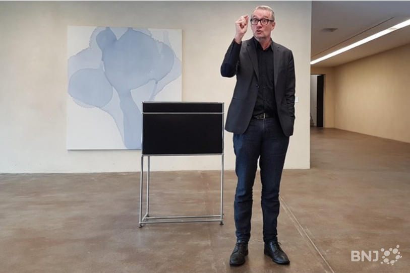 L’œuvre Robert Walser Sculpture est portée par l'artiste Thomas Hirschhorn