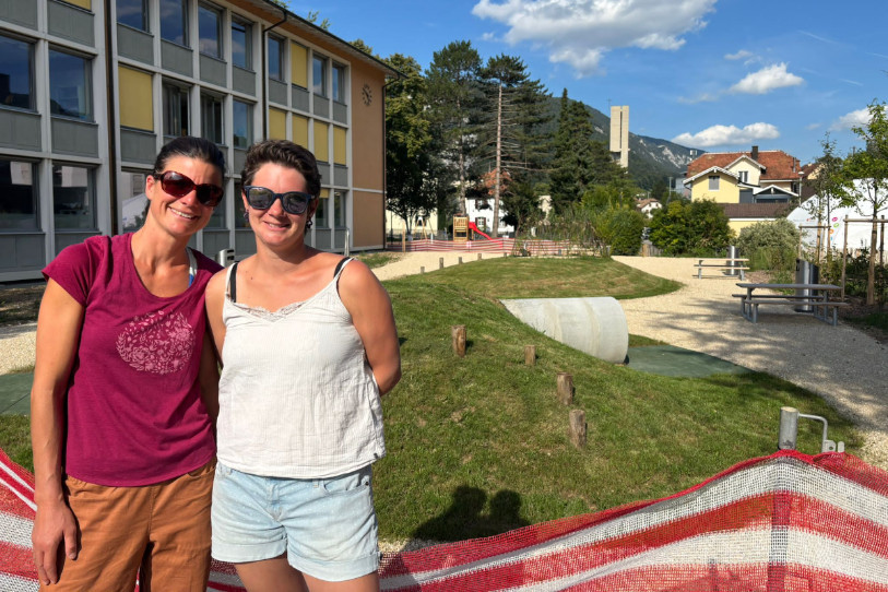 Emilie Roth, à droite sur la photo, est l’une des chevilles ouvrières du projet de Cour verte au Clos. Sa cousine Laetitia participe à un projet similaire du côté de Tramelan