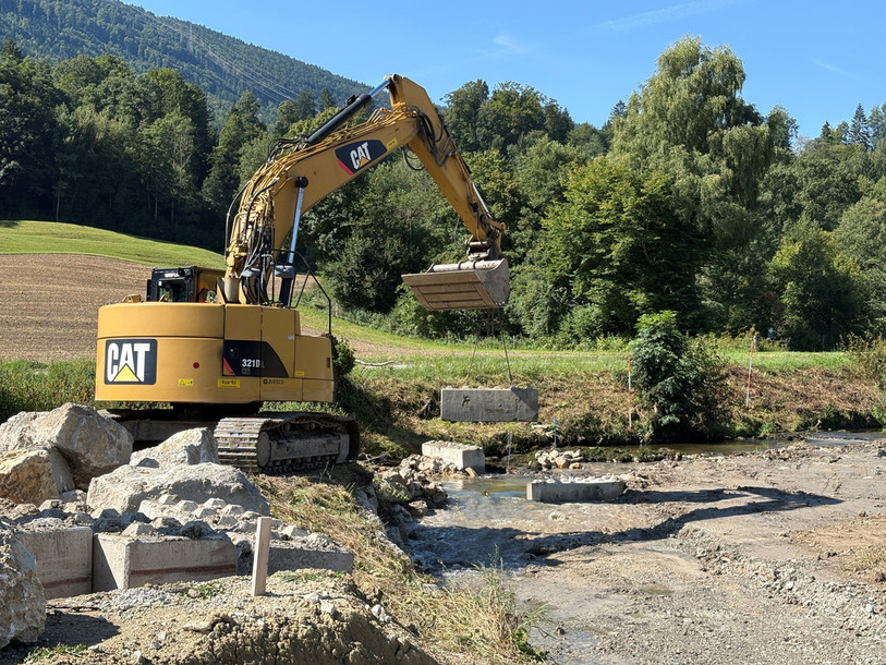 Le conseiller d’État bernois Christophe Neuhaus a réalisé la mise en eau en déplaçant un bloc de béton à l’aide d’une pelleteuse.