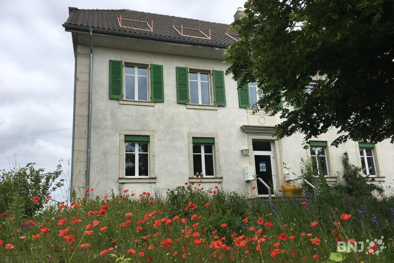L'école des Enfers accueille peu d'enfants. La commune veut donc attirer des familles pour la repeupler, et ainsi garantir sa survie.