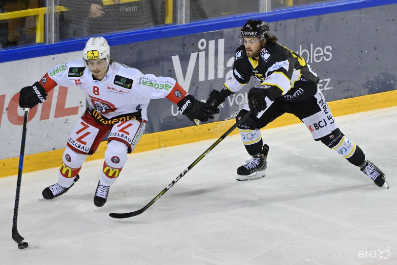 Julien Privet (ici en noir face à Winterthour) a profité de la venue à
Porrentruy de Zoug Academy pour inscrire son 1er but de la saison (photo :
archives).