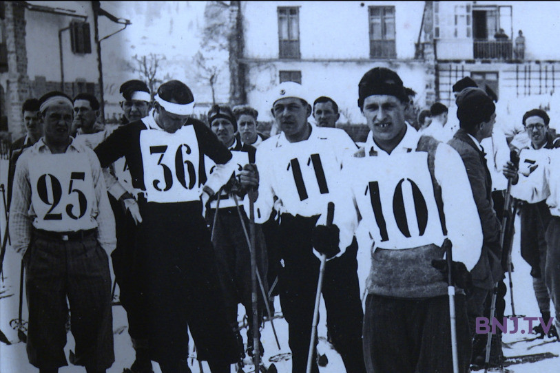Un départ de course de ski de fond à La Chaux-de-Fonds en 1930.