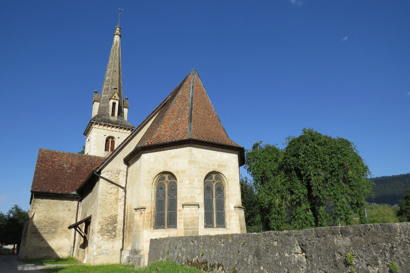 Christian Miaz a été réélu à la tête des églises réformées neuchâteloises. Ici, celle de Môtiers. (Photo : archives).
