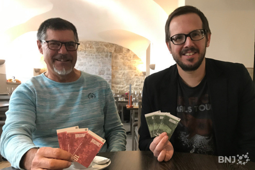 Gilbert Hirschi et Stéphane Reichen, président et secrétaire du Conseil communal des Brenets, ont présenté jeudi matin les tout nouveaux billets de 5 et 10 bruinets.