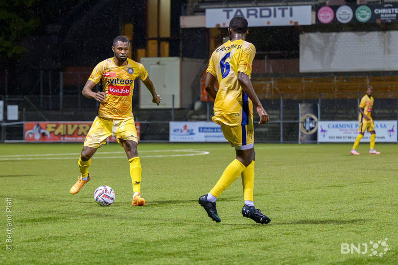 Les joueurs du FC La Chaux-de-Fonds n'ont pas réussi à cueillir leur première victoire de la saison. (Photo : B. Pfaff).