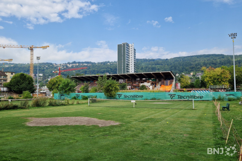 Après neuf ans d’utilisation, le court de tennis en gazon du terrain de la Gurzelen est de moins en moins praticable.
