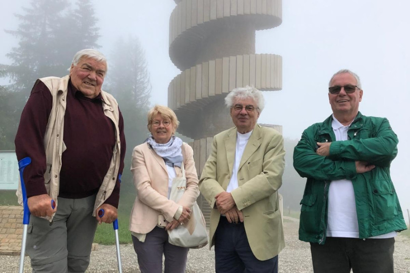 De gauche à droite : Théo Geiser (père de la Tour de Moron), Maria Della Casa Botta et son époux Mario Botta (architecte de la Tour de Moron), Henri Simon (président du Conseil de fondation de la Tour de Moron). (Photo : archives / Henri Simon)
