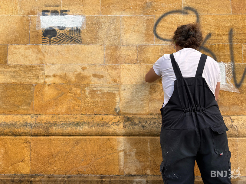 Une méthode par application de compresses sèches a permis à l'équipe de restauration de préserver la pierre qui constitue la façade de la Collégiale, lorsqu'il a fallu effacer les tags. (Photo d'archives)