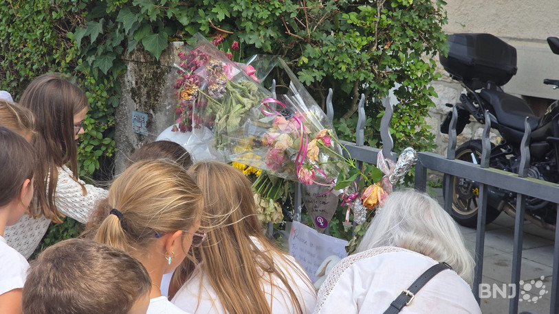 Les personnes présentes ont déposé des fleurs et lâché des ballons devant la maison des trois victimes.