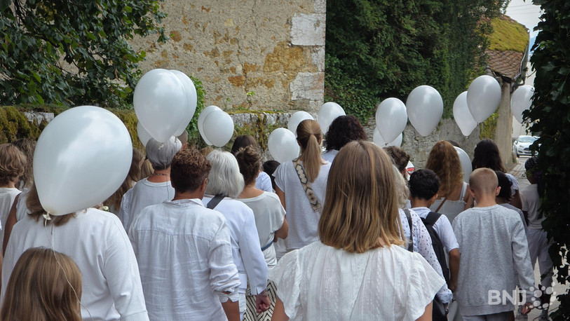 Une septantaine de personnes se sont rassemblées mercredi après-midi pour se recueillir en mémoire des trois victimes du drame de Corcelles.