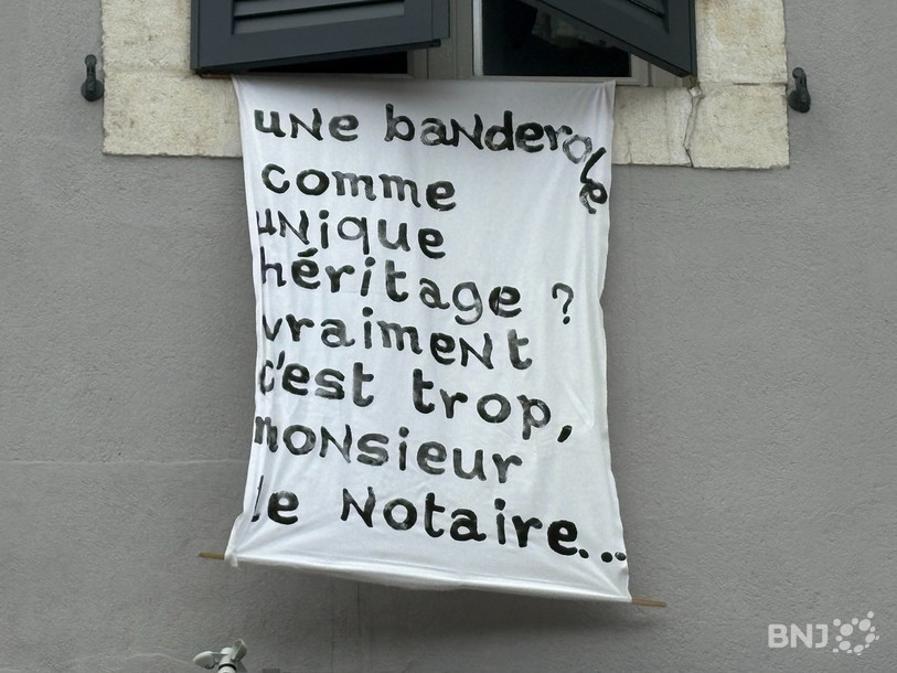 Trois cents banderoles ornent les façades d'immeubles chaux-de-fonniers. 