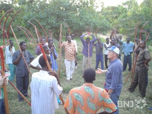 Claude-Eric Robert, fondateur de Jéthro Suisse lors d'un cours au Burkina Faso. ( photo: Jéthro Suisse)
