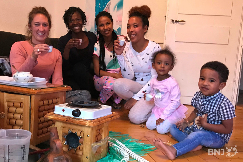 Sarah Humair, formatrice McPhee, Getou Musangu, coordinatrice du projet, Fiyori Habtom, maman de jour McPhee et son fils (tout à droite) et Tirhas Gebrehiwet et sa fille qui bénéficient d'une garde McPhee.