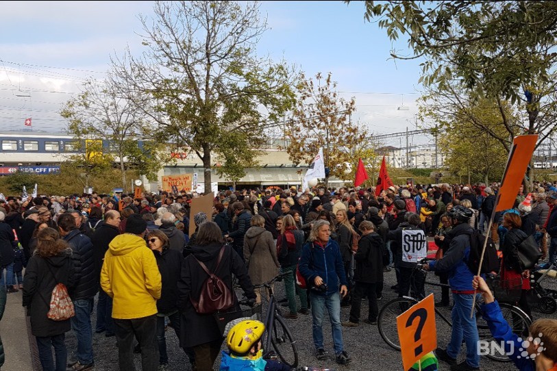 Le cortège, qui rassemblait aussi bien des familles que des retraités et des jeunes, a défilé depuis la Place Robert-Walser jusqu'au Palais des Congrès.