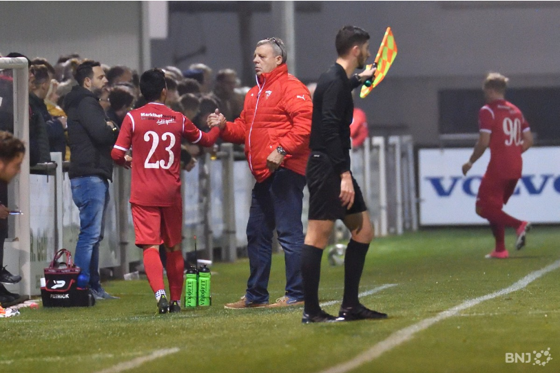C'est un samedi à oublier pour Kurt Baumann, Neto (de dos) et le FC Bienne (photo : archives).