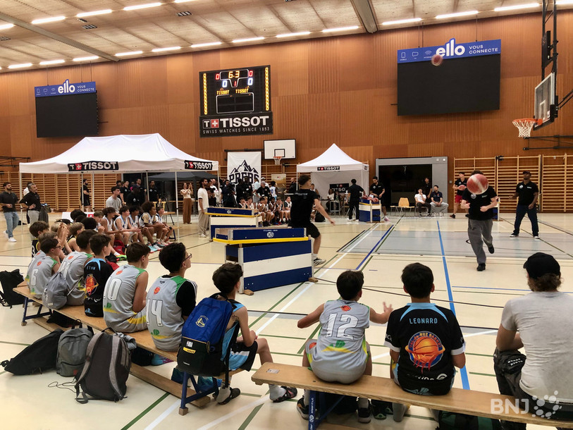 Il y avait de la pression pour les jeunes basketteurs de la région au moment de s'essayer au concours de shoots à trois points.