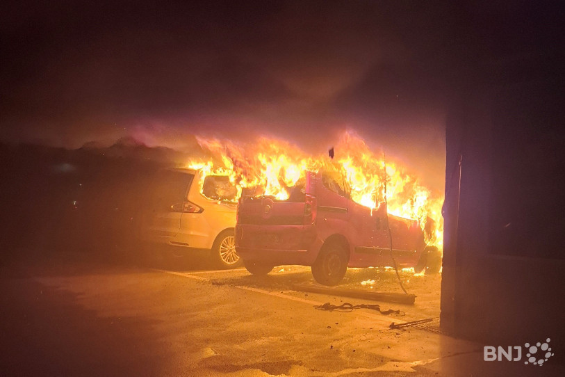 La voiture en feu dans le parking de la Place Pury. (Photo : Police neuchâteloise)