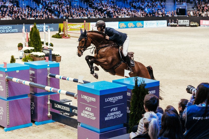 Steve Guerdat et Bianca lors du Grand Prix Coupe du monde de Lyon (photo : FEI/Christophe Tanire).