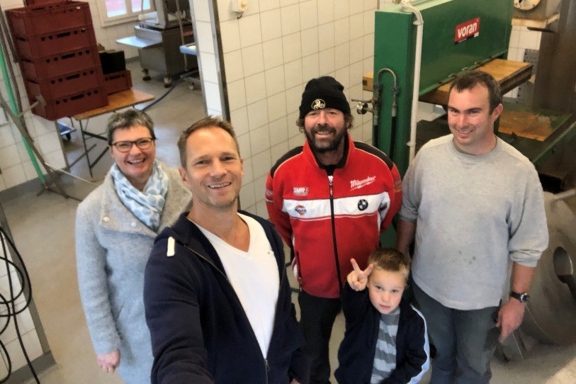 Le maire de Coeuve, Benoît Bleyaert, en compagnie des presseurs de pommes du village.