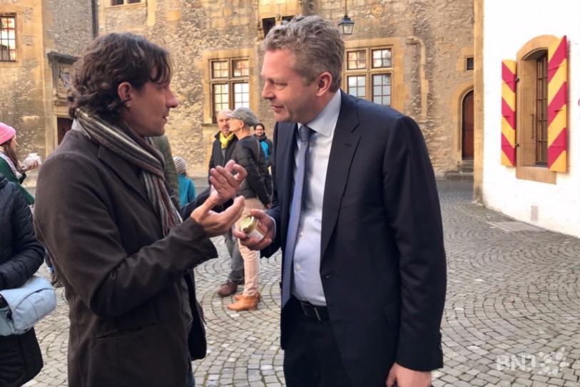 Mardi lors de leur arrivée au Château, les députés ont reçu du miel neuchâtelois.