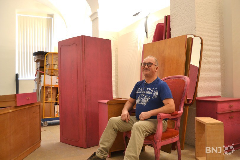 Les résidents du foyer de Porrentruy ont peint les meubles en rose pour la Saint-Martin.