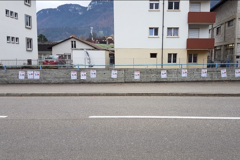 Les affiches ont été placardées le long de la route principale.