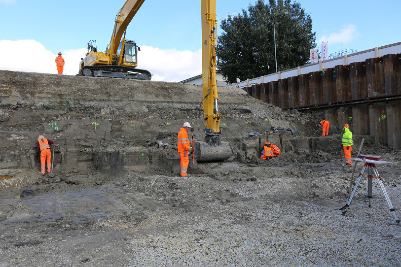 Fosse d’excavation sur le site du futur Campus Biel/Bienne. La pelle mécanique enlève la terre couche après couche jusqu’aux vestiges de l’établissement néolithique. (photo: Service archéologique du canton de Berne)