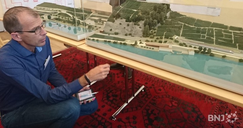 Philippe Cornaz (chef de projet aux CFF) a présenté mardi la maquette du projet du tunnel de Gléresse.