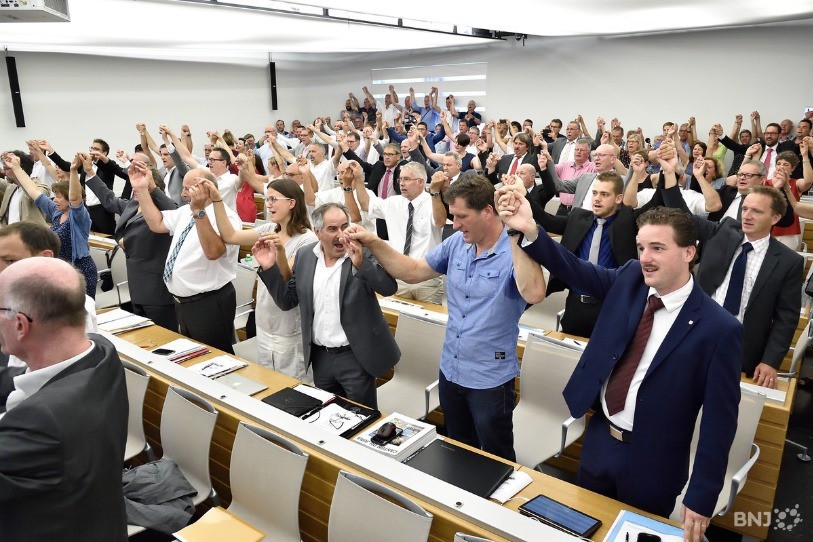 Les députés jurassiens main dans la main quelques jours après le vote communaliste du 18 juin 2017.