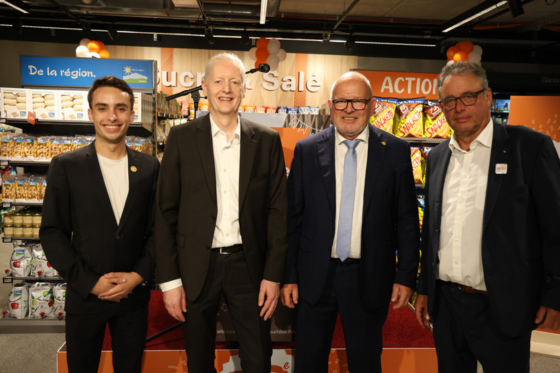 De gauche à droite : Emile Blant (président du Grand Conseil neuchâtelois), Jean-Marc Bovay (directeur de Migros Neuchâtel-Fribourg), Daniel Veuve (chancelier de la Ville de Neuchâtel) et Thierry Grosjean (président du conseil d'administration de Migros Neuchâtel-Fribourg) lors de l'inauguration. (Photo : Migros)