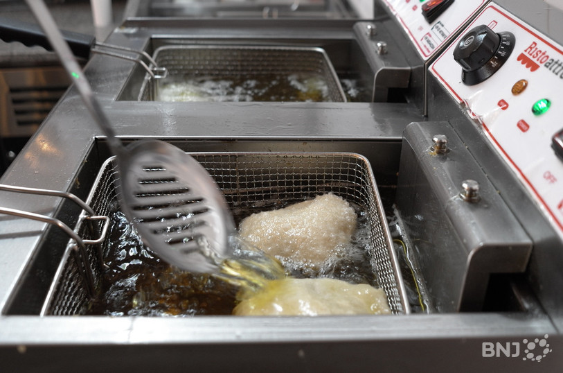 Les Panzerottis prennent leur bain dans la friteuse.