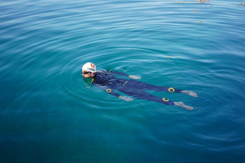 Noam Yaron a passé plus de 102 heures consécutives dans l'eau. (Photo : Noam Yaron Production x Studio Filmiz.)