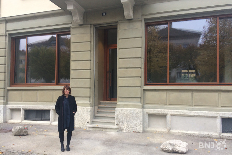 Catherine Kohler pose devant la future librairie Bostryche à la place de la Fontaine à Bienne.
