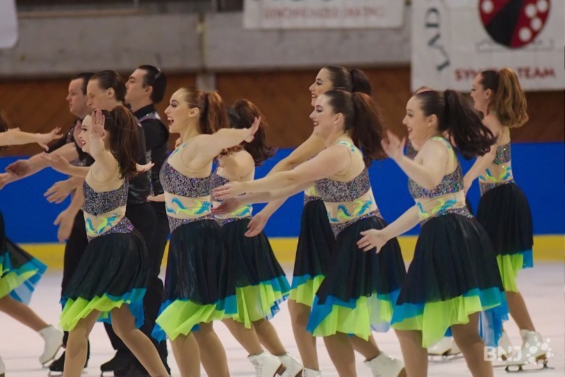 Le patinage synchronisé a déjà fait la une à Neuchâtel, mais jamais en championnat du monde.