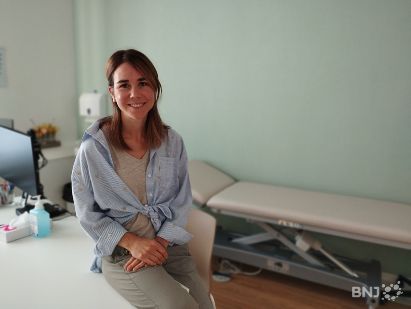 La directrice médicale, ici dans une salle de consultation, nous a fait visiter les nouveaux locaux de MEDIQO au Noirmont.