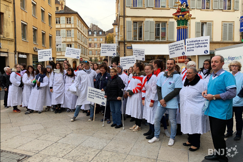 Une cinquantaine de personnes du monde médical ont manifesté mercredi matin devant la fontaine de la Justice à Neuchâtel